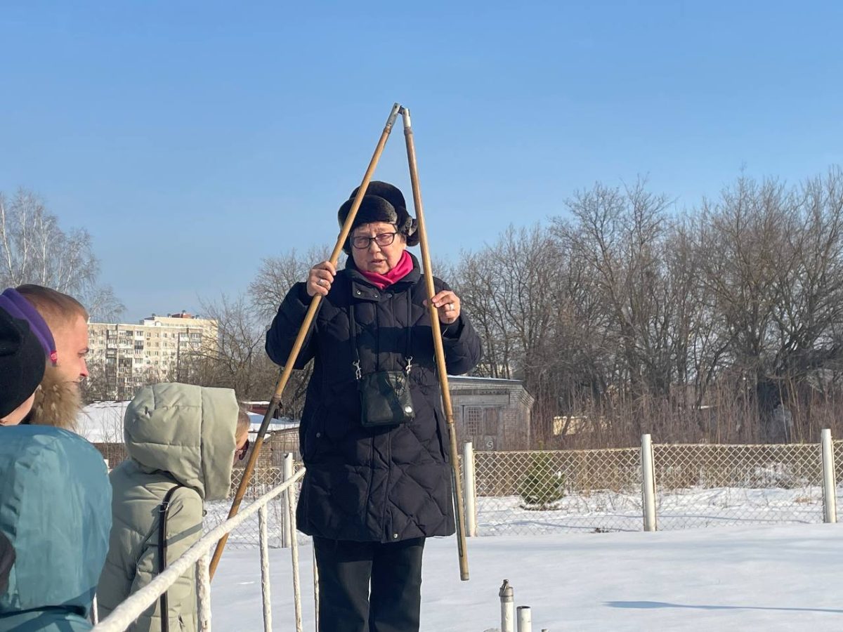Термометр находится на самом конце шеста