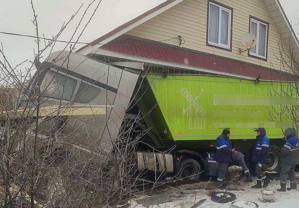 Водитель фуры влетел в жилой дом в Кулебаках