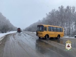 Школьный автобус с детьми столкнулся с грузовиком в Богородском районе