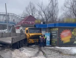 КамАЗ сбил пешехода и врезался в магазин разливного пива в Богородском районе