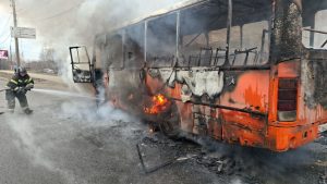 Рейсовый автобус загорелся на улице Ларина в Нижнем Новгороде