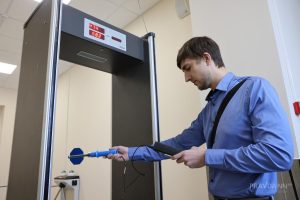 Внеплановую проверку металлодетекторов проведут в школах Нижнего Новгорода