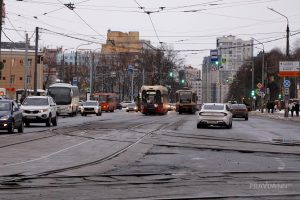 Автомобильное движение частично ограничили на участке улицы Белинского