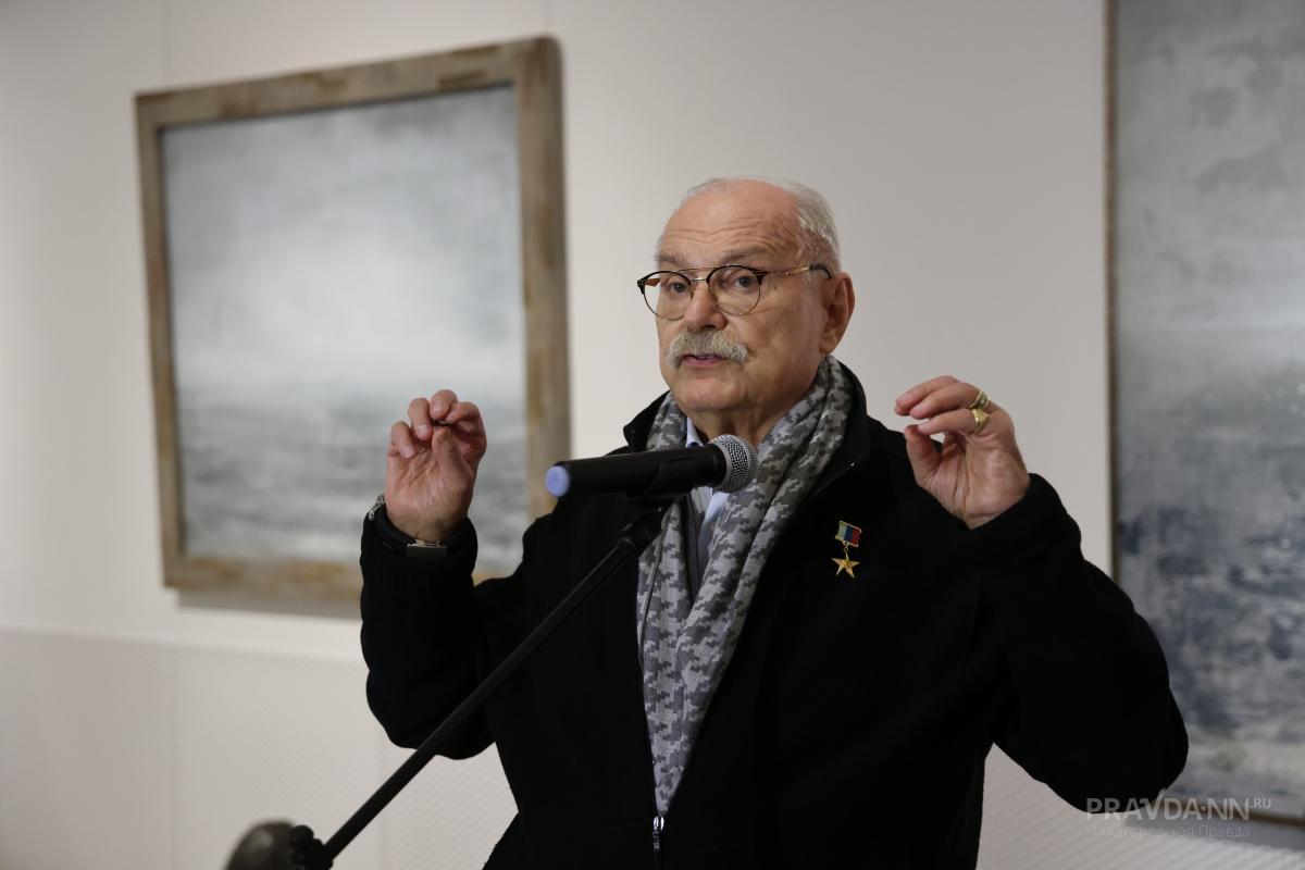 Никита Михалков приехал на открытие выставки художника, с которым дружит более полувека