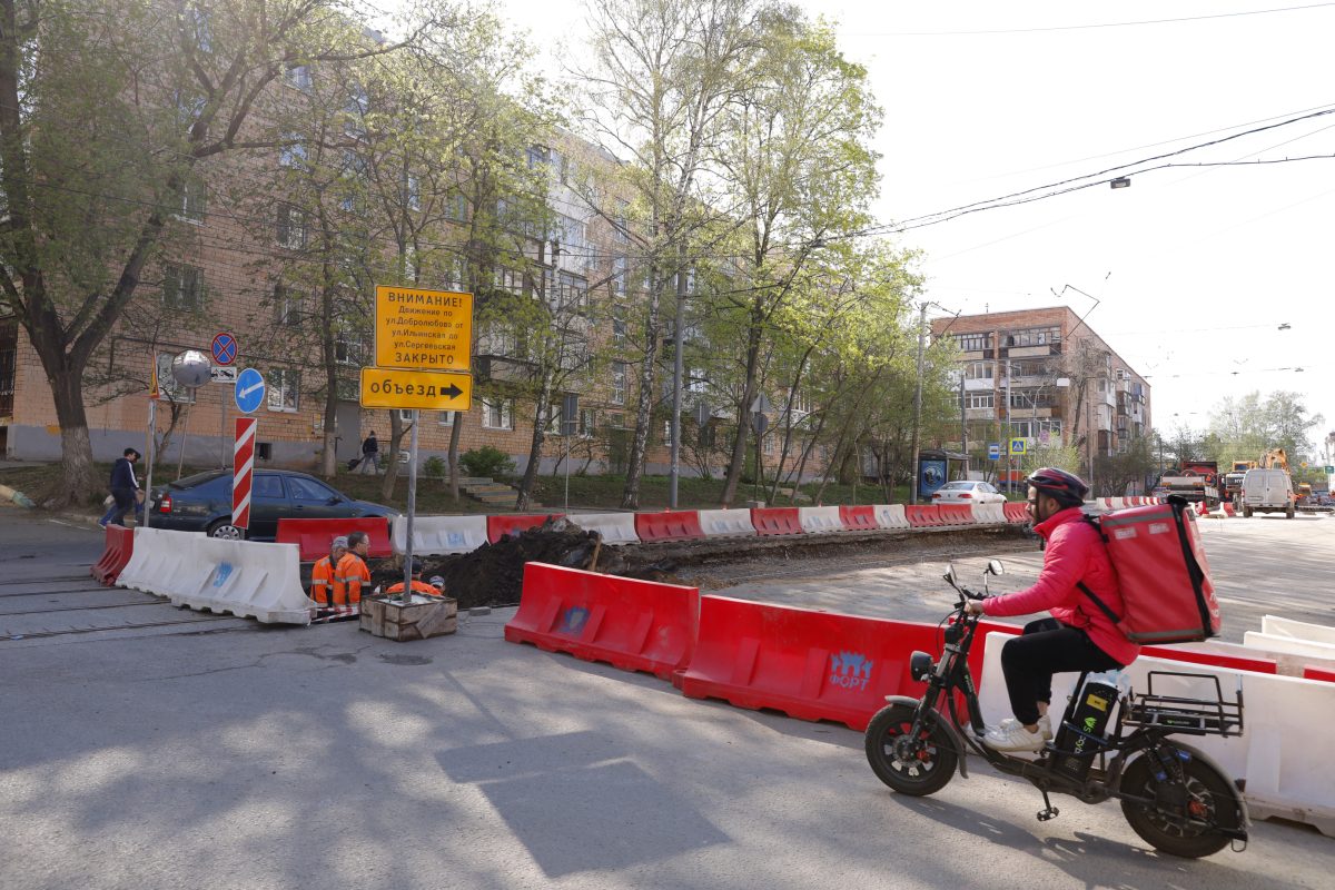 Трамвайные пути меняют на улице Добролюбова: смотрим, что уже сделано