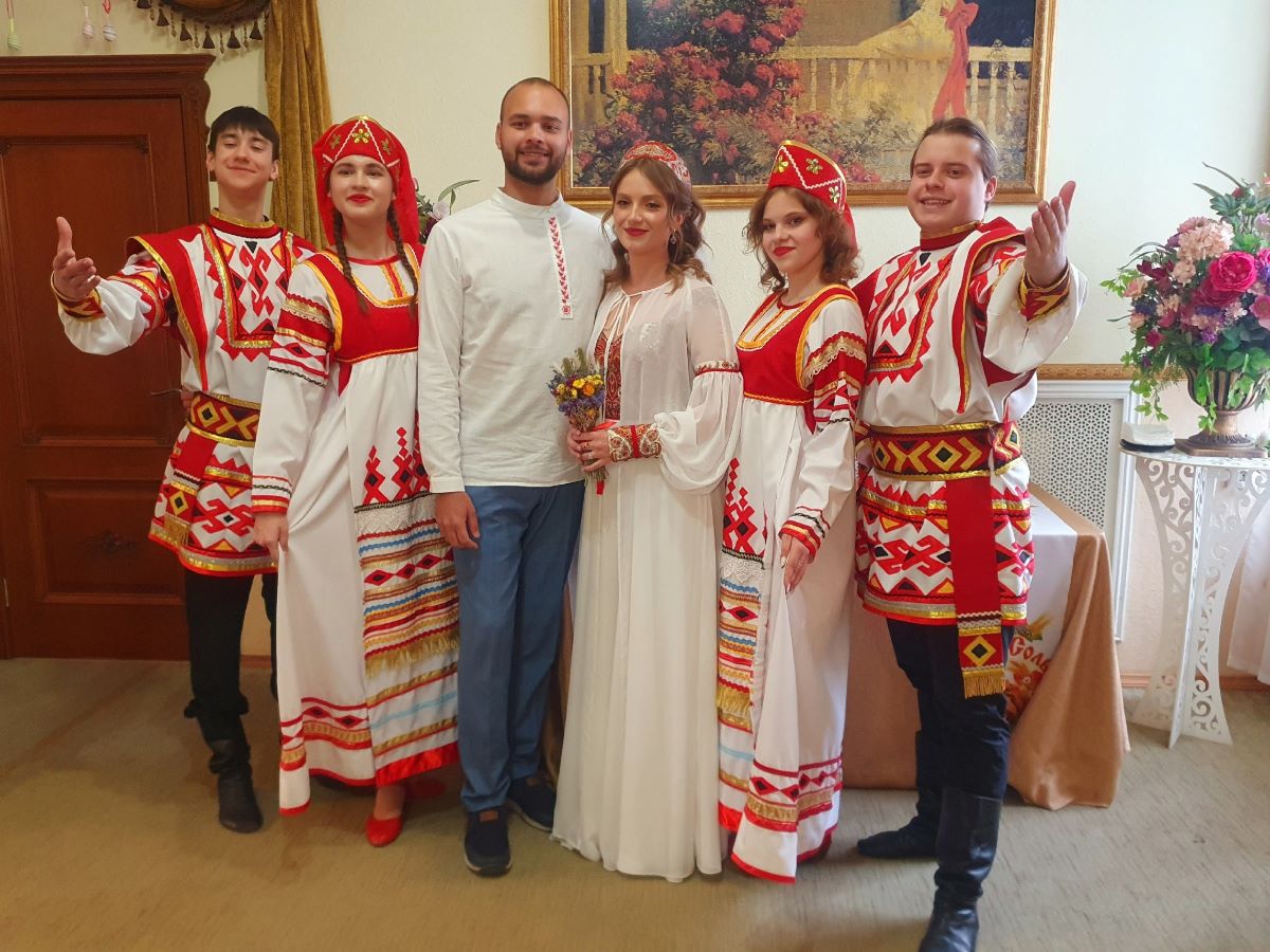 В Нижнем Новгороде на Красную горку состоялись свадьбы в русском народном стиле