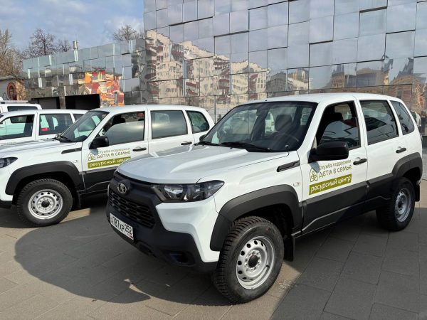 Центру «Дети в семье» передали новые автомобили для работы мобильных бригад
