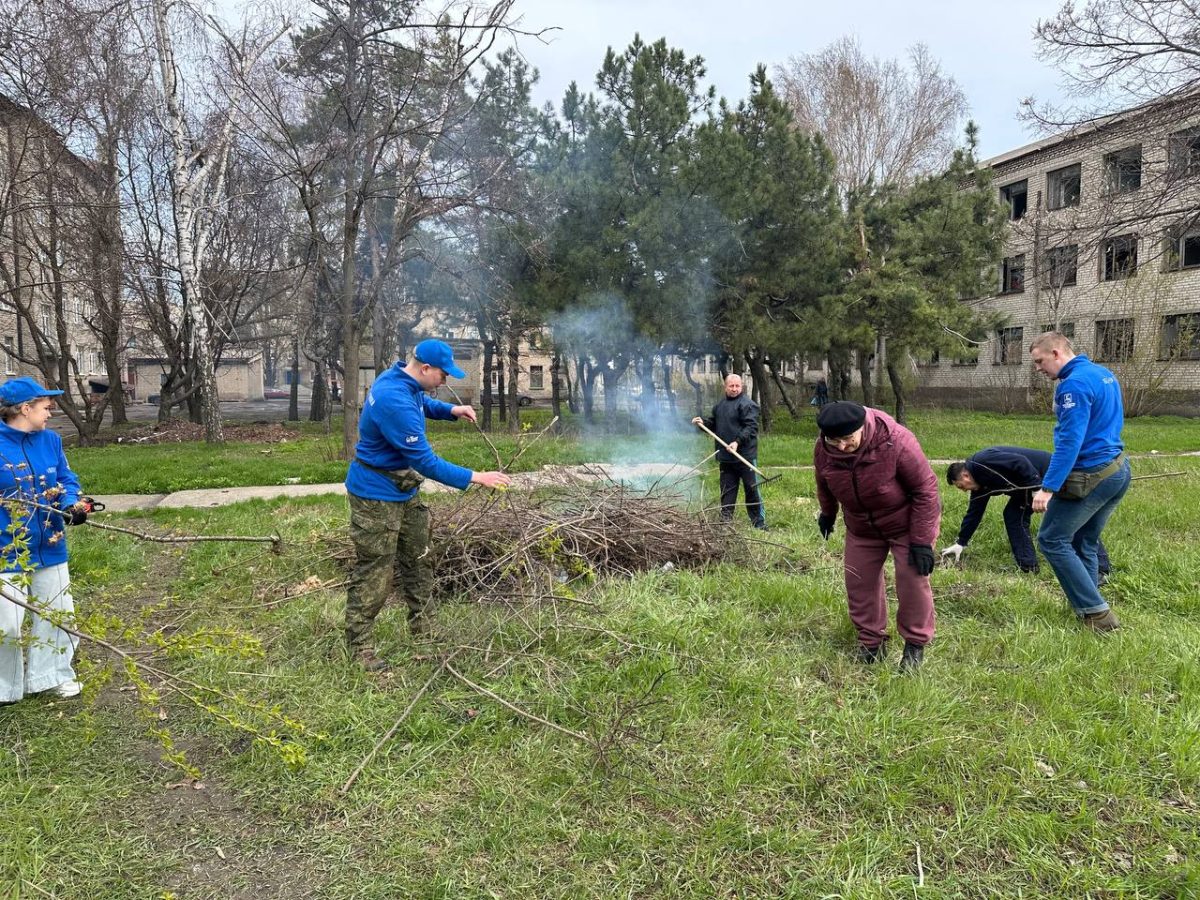 Нижегородские волонтеры приняли участие в общереспубликанском субботнике в ДНР