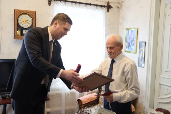 Андрей Гнеушев вручил ветерану Василию Курицыну диплом Почетного гражданина