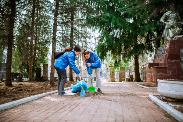 Волонтёры Победы приступили к благоустройству мемориалов участников войны