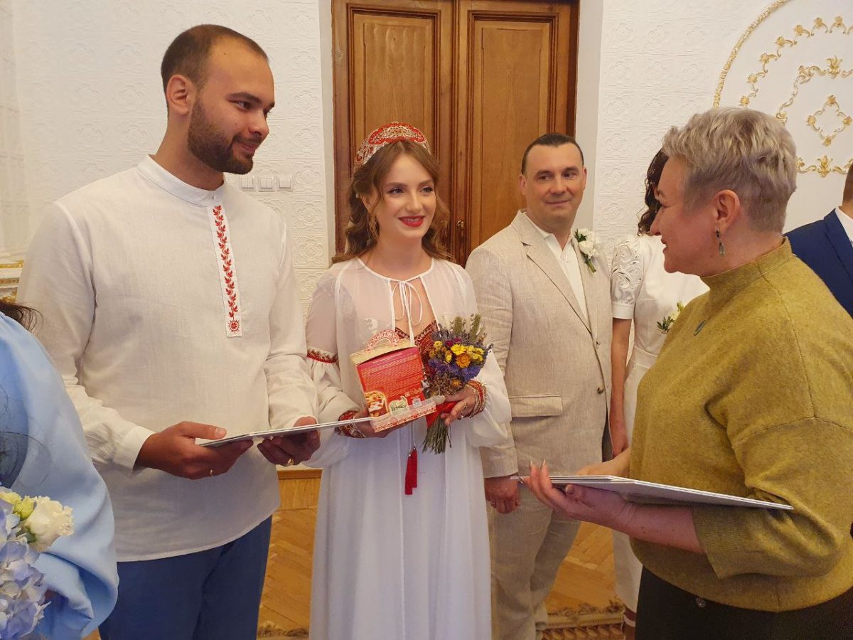 Брак по старинному обряду заключили на Красную горку 9 нижегородских пар