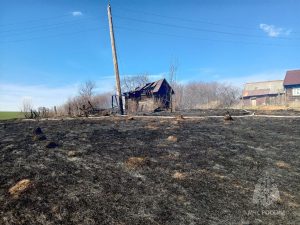 Сухая трава загорелась вблизи деревни Лавровка в Кстовском округе