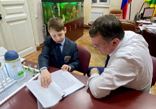 Пятиклассник из Арзамаса представил мэру города макет детского центра