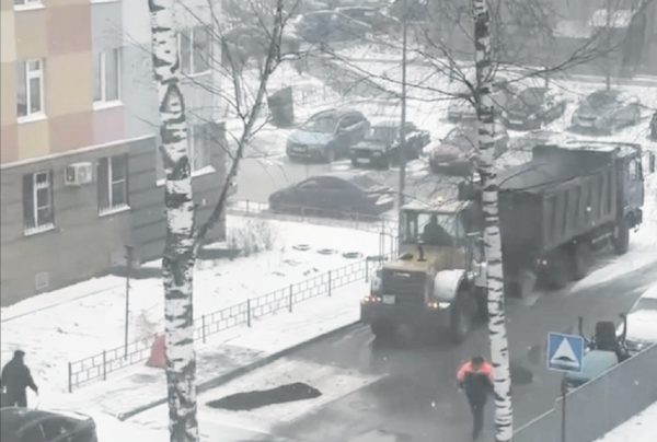 Нижегородцы сняли на видео, как дорожники укладывают асфальт поверх снега