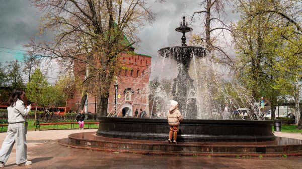 Главный городской фонтан запустили на площади Минина и Пожарского