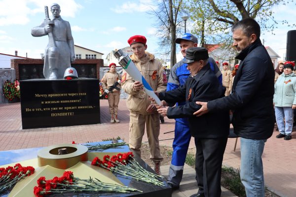 В Воскресенском зажгли Вечный огонь с частицей пламени с Мамаева кургана