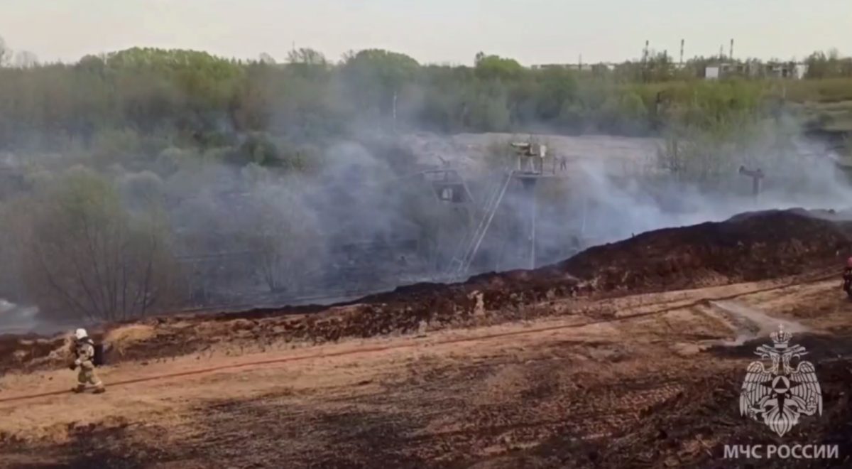 Древесная кора загорелась на бумажном комбинате в Балахне