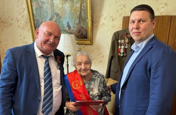 104-летней участнице ВОВ Екатерине Жустевой вручили знак «Почётный гражданин Нижнего Новгорода» 