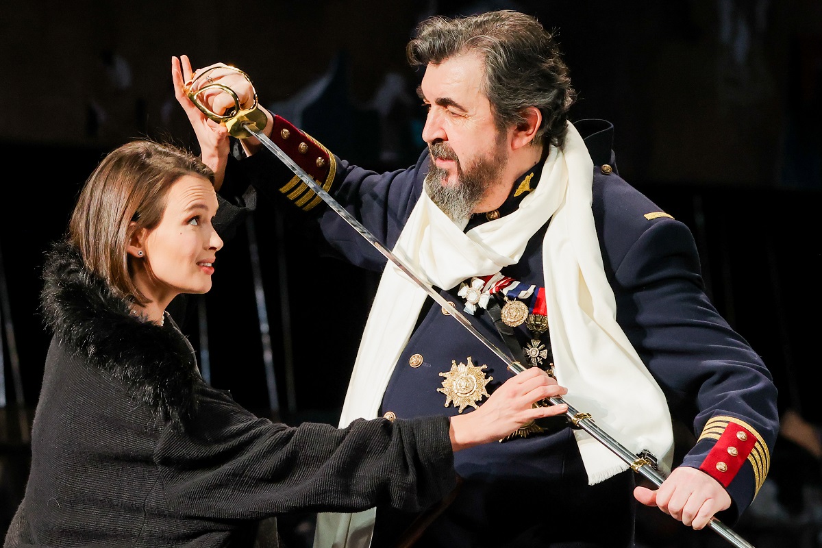 Паулина Андреева и Игорь Золотовицкий в спектакле «Сирано де Бержерак» в МХТ им. Чехова