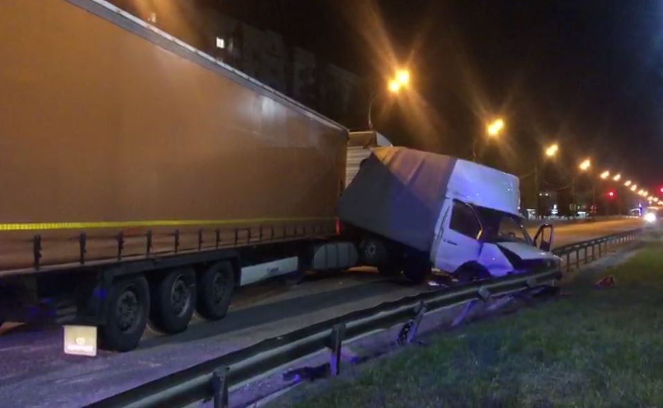 Фура сбила двух человек, которые ремонтировали грузовик на дороге в Кстове