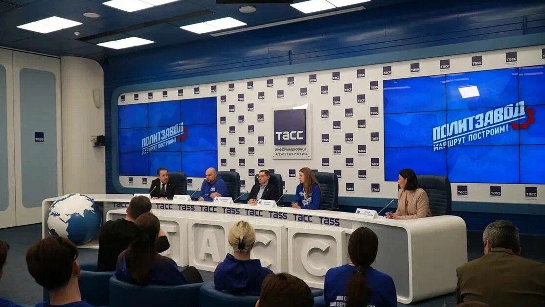 Роман Зыков: «Молодежь — опора сегодняшнего дня и будущее России»