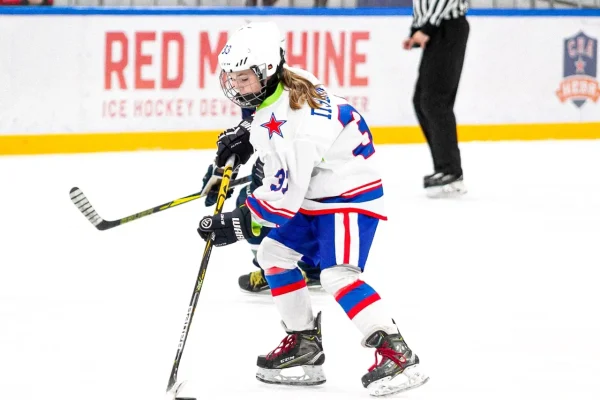 Всё хоккей! Как молодая девушка добилась успеха в неженском виде спорта