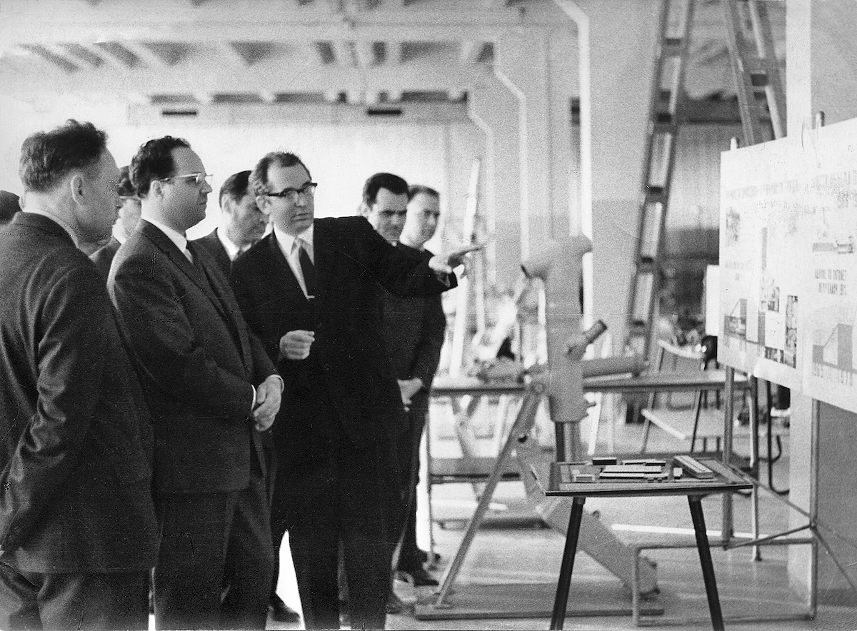 Делегация Совмина РСФСР на «Гидромаше». Конец 1960-х. Владимир Лузянин в центре