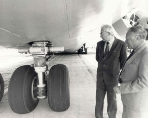 Владимир Лузянин (слева) и создатель самолёта носителя Ан-124 «Руслан» Николай Смирнов
