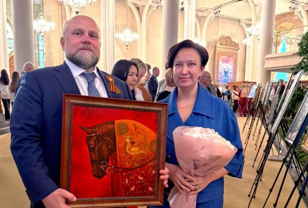 Нижегородский врач Ольга Воробьева подарила свою картину Михаилу Мурашко