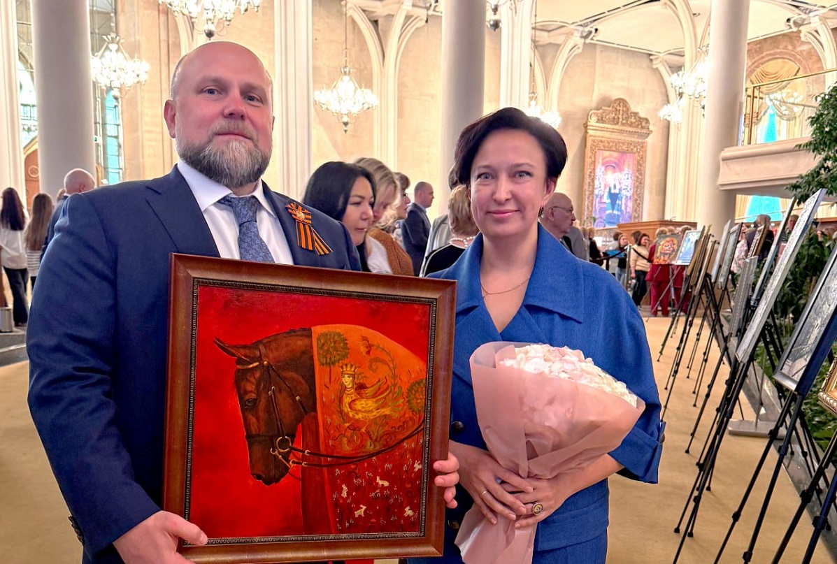 Нижегородский врач Ольга Воробьева подарила свою картину Михаилу Мурашко