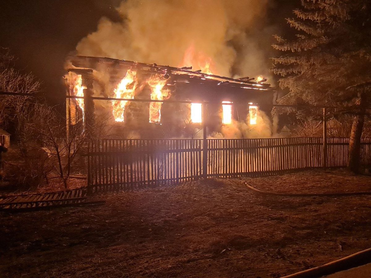 Три человека погибли при пожаре в частном доме в Ковернинском районе