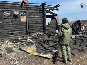 Уголовное дело возбудили из-за гибели 3 человек при пожаре в Ковернинском районе