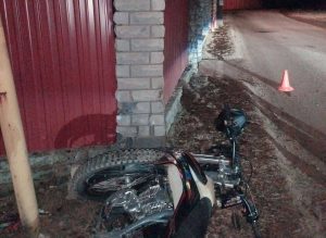 Пьяный мотоциклист без прав врезался в забор и попал в больницу на&nbsp;Бору