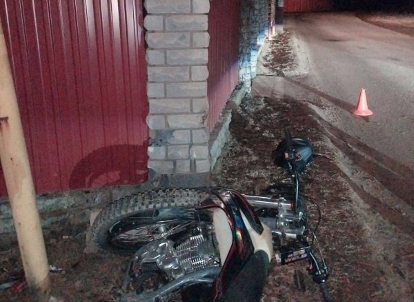 Пьяный мотоциклист без прав врезался в забор и попал в больницу на Бору
