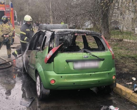 Автомобиль загорелся на улице Даргомыжского в Нижнем Новгороде