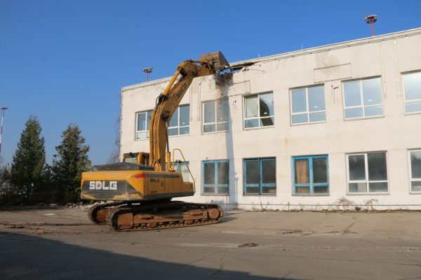 Здание старого терминала в нижегородском аэропорту начали сносить