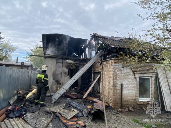 Жилой дом и автомобиль сгорели на улице Лермонтова в Нижнем Новгороде