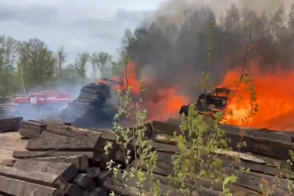 Деревянные шпалы загорелись на площадке хранения в Володарском округе