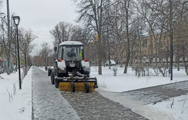 Коммунальщики устраняют последствия снегопада в Нижнем Новгороде
