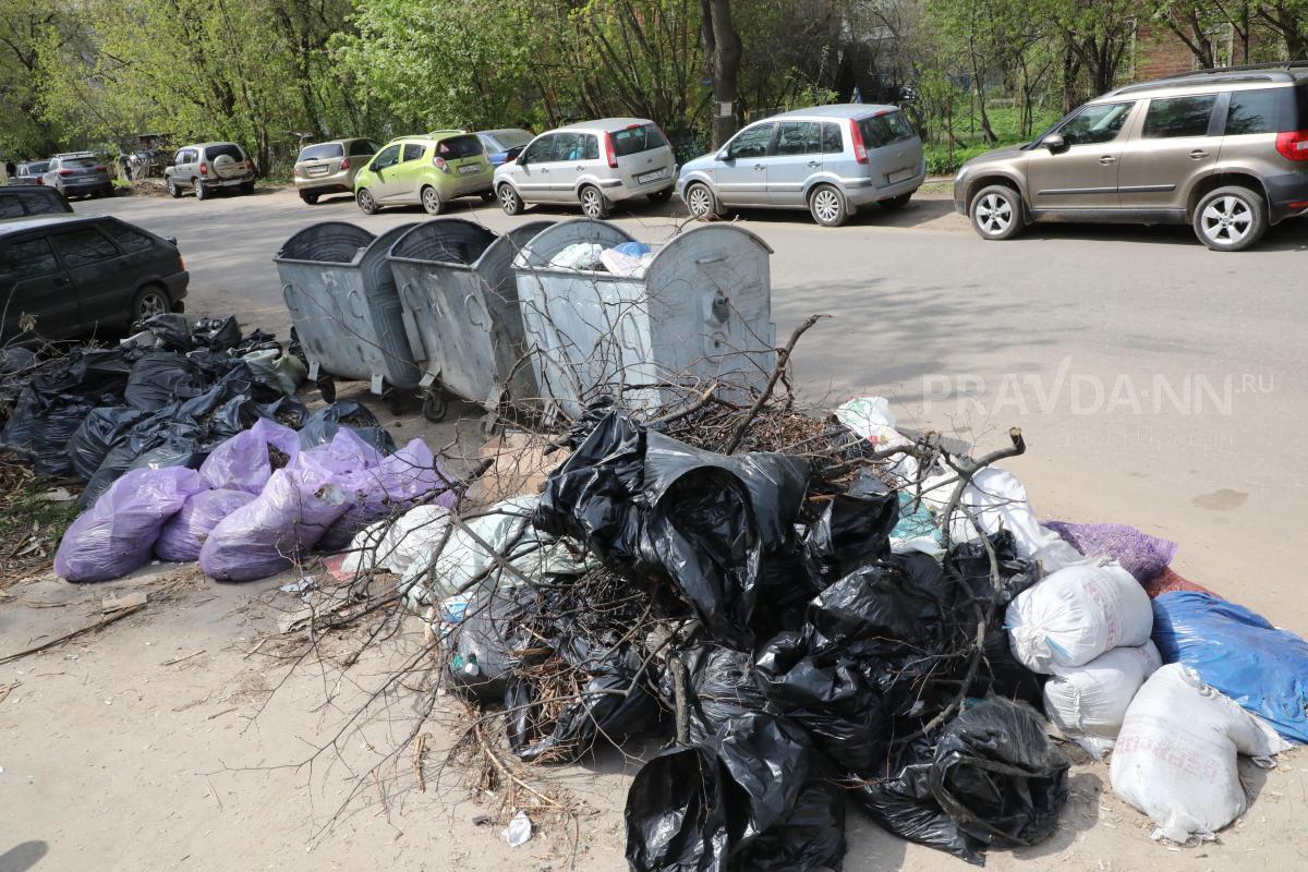 Нижегородцы жалуются на переполненные мусорные контейнеры во дворах