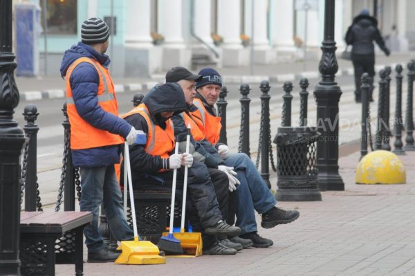 30 тысяч рублей в среднем зарабатывают нижегородские дворники