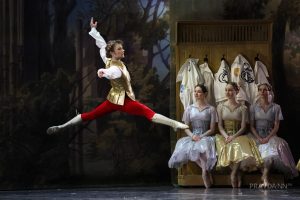 Премьера балета «Лебединое озеро» в постановке хореографа Александра Сергеева