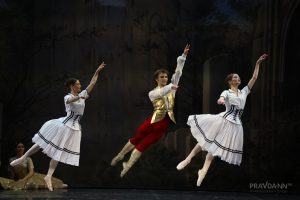 Премьера балета «Лебединое озеро» в постановке хореографа Александра Сергеева