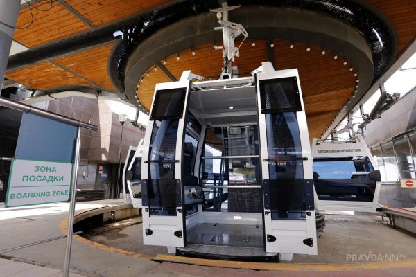 На нижегородской канатной дороге пассажир проехал в кабине с открытой дверью