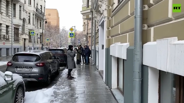 Журналисты ждут приезд Михаила Ефремова возле его дома в Москве