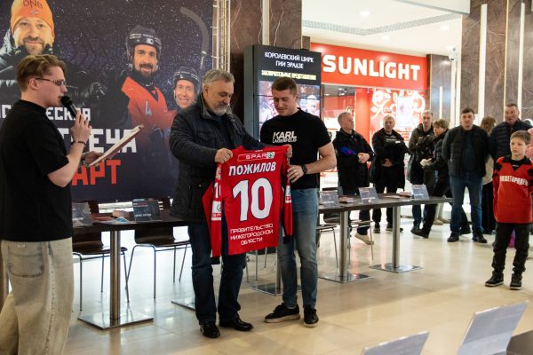 Состоялась встреча хоккеистов «Старта» с болельщиками