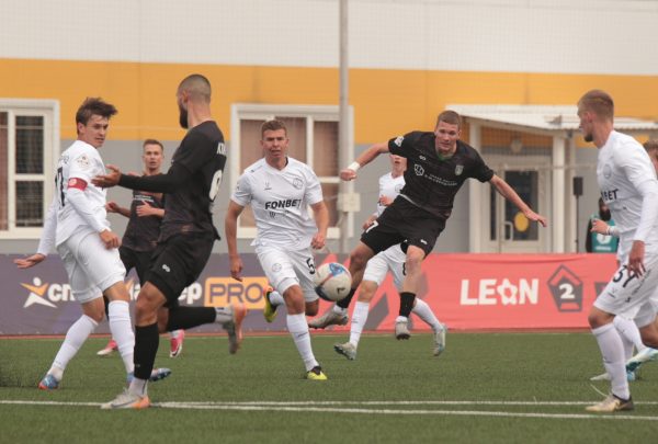 Волевую победу одержали футболисты дзержинского «Химика» над «Акроном‑2»