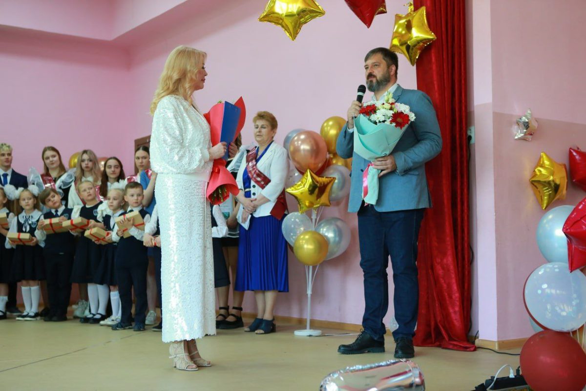 Глава Дзержинска Михаил Клинков рассказал о последнем звонке в школе №22