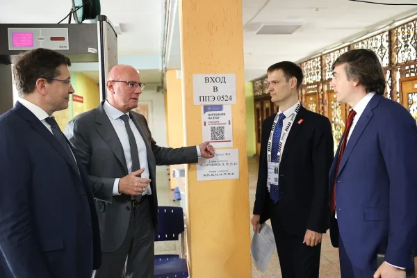 Дмитрий Чернышенко, Сергей Кравцов и Глеб Никитин побывали на ЕГЭ на Автозаводе