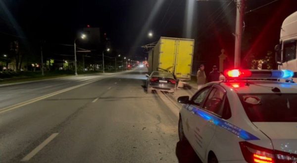 Водитель пострадал после столкновения с фурой на проспекте Гагарина